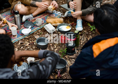 Freunde zusammen campen im Wald Stockfoto