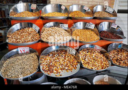 Pistazien und getrockneten Früchten auf Verkauf, Iran Stockfoto