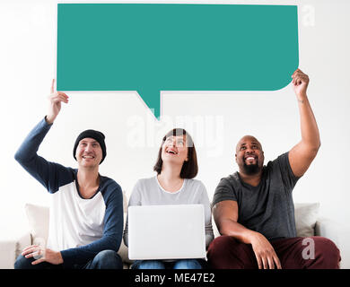 Unterschiedliche Menschen holding Sprechblase Stockfoto