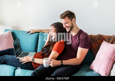 Paar zusammen zu Hause entspannen Stockfoto