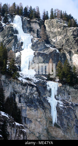 Wunderschöne gefrorenen Wasserfall in den Schweizer Alpen in der Nähe von St. Moritz an einem schönen Wintertag Stockfoto