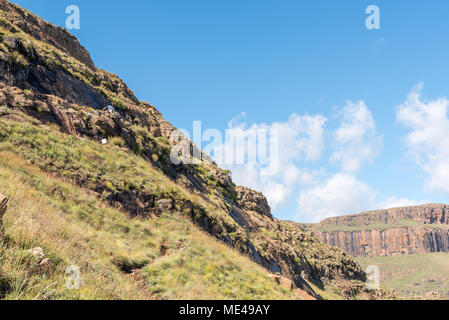 Die Sentinel Trail auf den Tugela Wasserfall in den Drakensbergen. Eine Leiter und Wanderer ist sichtbar Stockfoto