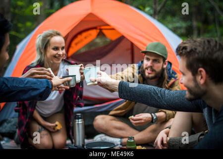 Freunde zusammen campen im Wald Stockfoto