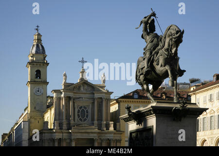 Denkmal für Emanuele Filiberto, Piazza San Carlo, Turin, Itay mit der Chiesa di San Carlo Borromeo im Hintergrund. Stockfoto