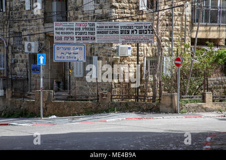 Israel, Jerusalem, in die schmale Gasse der Jüdischen Mea Shearim neighborhood Stockfoto