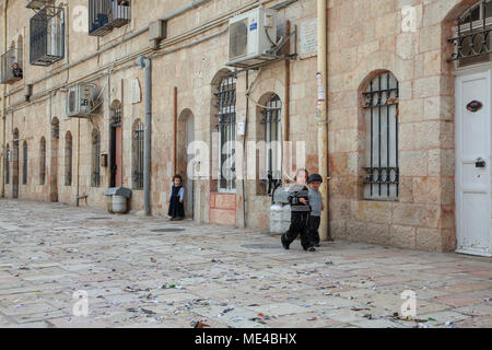 Israel, Jerusalem, in die schmale Gasse der Jüdischen Mea Shearim Neighborhood, Kinder spielen auf der Straße Stockfoto