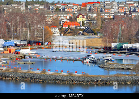 Vorort der Stadt. Hafen im frühen Frühjahr Stockfoto