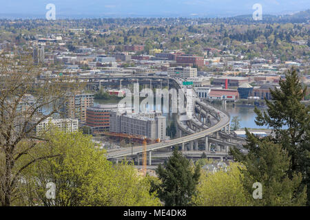 Portland, Oregon, USA - 20. April 2018: Landschaft von marquam Brücke über Fluss Willamette in Portland City Stockfoto