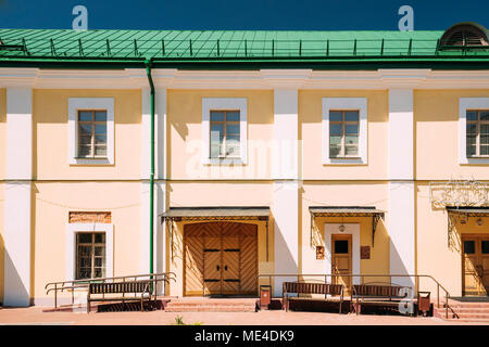 Polotsk, Belarus. Anzeigen von Polotsk State University im Gebäude des ehemaligen Jesuitenkollegs im Sommer sonnigen Tag. Stockfoto