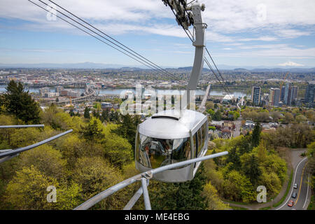 Portland, Oregon, USA - 20. April 2018: Der Portland Aerial Tram oder OHSU Straßenbahn ist eine Straßenbahnlinie in Portland Stockfoto