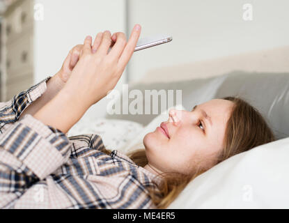 Kaukasische Frau plaudern auf Handy Stockfoto