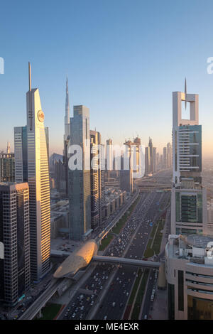 Downtown Dubai, Sheikh Zayed Road am Abend bei rush hour und Sonnenuntergang Stockfoto