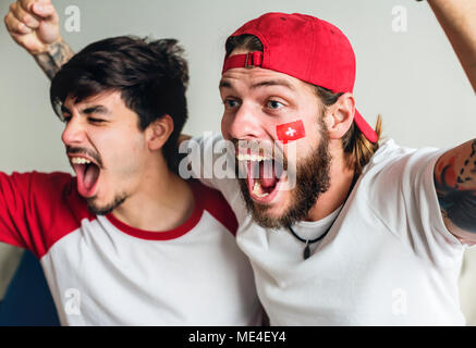 Freunde jubeln Wm mit gemalten Flagge Stockfoto