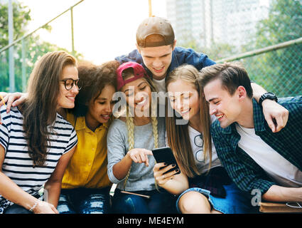 Freunde im Park mit Smartphones tausendjährigen und Jugend Kultur Konzept Stockfoto