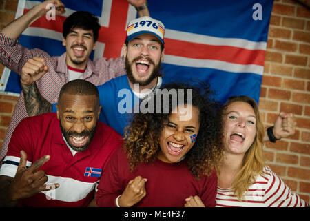 Freunde jubeln Wm mit gemalten Flagge Stockfoto