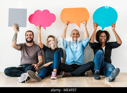 Menschen carryng Sprechblase Symbole Stockfoto