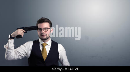 Junge verloren Geschäftsmann Mann seinen Kopf schießen mit Gewehr Stockfoto