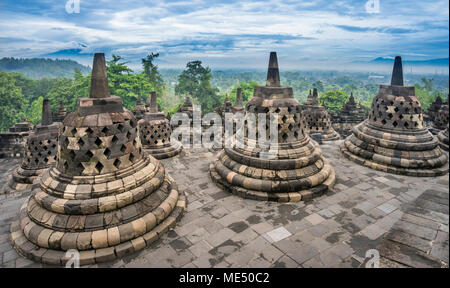 Perforierte Stupas, die Buddha Statuen auf der kreisförmigen Dachterrassen des 9. Jahrhunderts Borobudur buddhistischen Tempel, Zentraljava, Indonesien Stockfoto