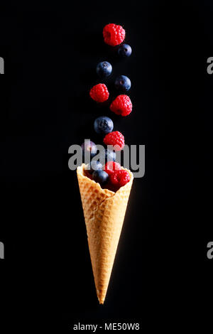 Konzept der frisches Obst als Alternative zu Eis. Beeren Früchte aus Der knusprig-Kegel Wafer. Stockfoto