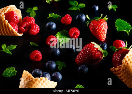Konzept der frisches Obst als Alternative zu Eis. Beeren Früchte aus Der knusprig-Kegel Wafer. Stockfoto