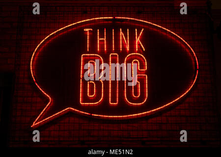 Think big Leuchtreklame in Yate's Bar in Manchester. Stockfoto