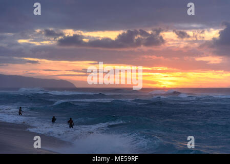Wellen am Strand, während die Sonne unten, wie Sunset Beach Park auf der North Shore von Oahu, Hawaii geht Stockfoto