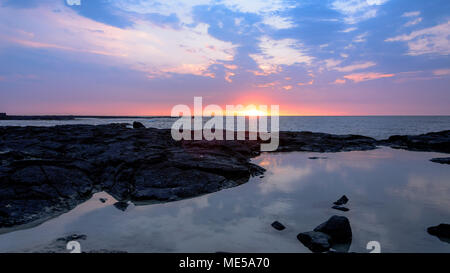 Die Sonne über honaunau Bucht auf der Großen Insel, Hawaii Stockfoto