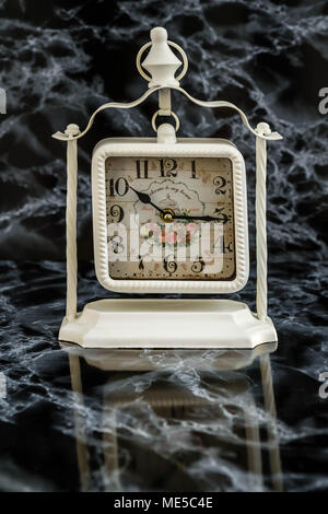 Dekorative weiße vintage Uhr auf schmiedeeisernen Stockfoto