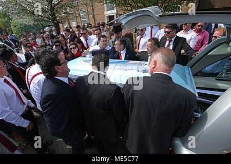 Der Sarg von Queenie, die Mutter von Big Fat Gipsy Hochzeit stern Paddy Doherty ist in der Leichenwagen, außerhalb der Herz-Jesu-Kirche in Cobham, Surrey nach ihrer Beerdigung geladen. Stockfoto