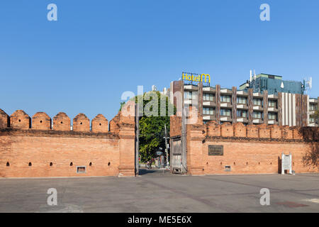 Thapae Gate am Graben in der Altstadt, Chiang Mai, Thailand Stockfoto