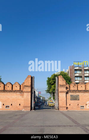 Thapae Gate am Graben in der Altstadt, Chiang Mai, Thailand Stockfoto