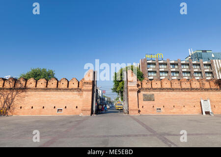 Thapae Gate am Graben in der Altstadt, Chiang Mai, Thailand Stockfoto