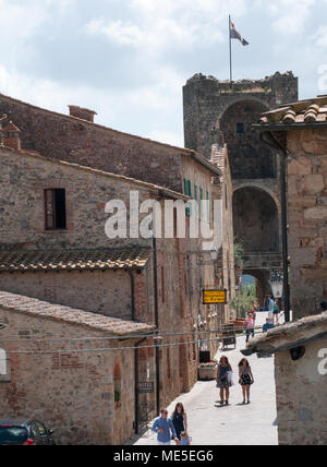 Monteriggioni in der Toskana, Italien. Historische Festungsstadt, die sehr beliebt bei Touristen. Auf einem Hügel und bestehend aus Restaurants und Kirchen entfernt. Stockfoto