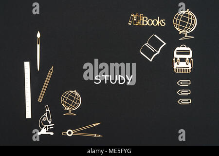 Das Konzept der Schule, text Studie mit Schulmaterial Spanplatte Miniaturen auf Tafel platziert Stockfoto