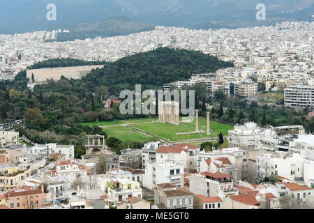 Athen, Griechenland - 29. März 2015: Blick von der Akropolis Hügel auf die Stadt Athen und die Ruinen der Tempel des Olympischen Zeus. Stockfoto