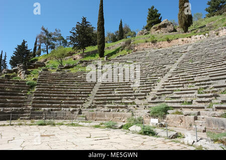 Delphi, Griechenland - 30. März 2015: Blick auf das antike Theater von Delphi, Griechenland. Stockfoto