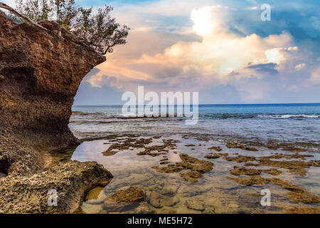 Neil Insel Andaman Sea Shore mit Unterwasser Korallen und natürlichen Felsformationen bei Sonnenuntergang Stockfoto