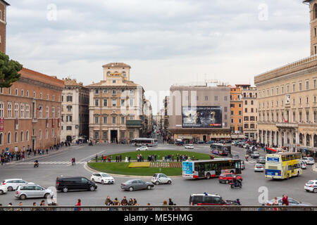 Rom, Italien, 21. Februar 2015: mit Blick auf den Piazza Venezia im Zentrum von Rom aus die Schritte der Altare della Patria. Stockfoto