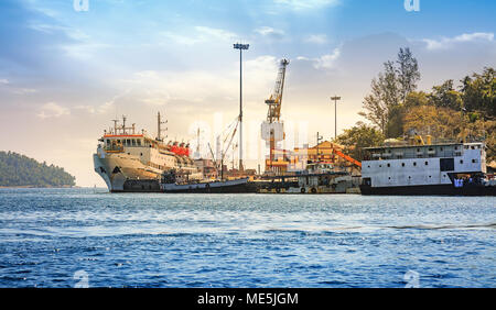 Fahrgastschiffe und Kräne am Hafen von Port Blair Andaman mit Blick auf die Werft bei Sonnenaufgang. Stockfoto