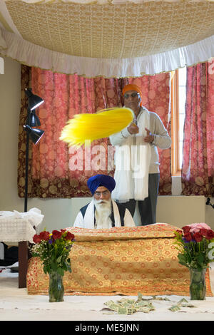 Ein Sikh Priester, ein Granthi, lesen Sri Guru Granth Sahib, dem heiligen Buch der Sikhs. In Richmond Hill in Queens, New York. Stockfoto