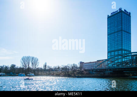 Frühling Tag am Wochenende an der Spree am Treptower Park in Berlin, Deutschland. Stockfoto