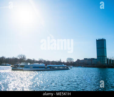 Frühling Tag am Wochenende an der Spree am Treptower Park in Berlin, Deutschland. Stockfoto