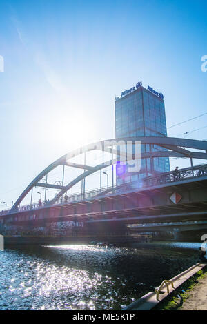 Frühling Tag am Wochenende an der Spree am Treptower Park in Berlin, Deutschland. Stockfoto