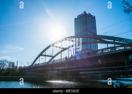 Frühling Tag am Wochenende an der Spree am Treptower Park in Berlin, Deutschland. Stockfoto