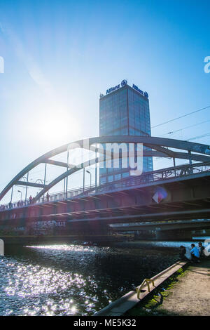 Frühling Tag am Wochenende an der Spree am Treptower Park in Berlin, Deutschland. Stockfoto