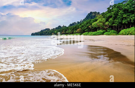 Malerische Havelock Island Sea Beach Andaman Indien mit Moody Sky vor Sonnenuntergang. Stockfoto