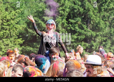 Editorial. Omsk, Russland - 25. Juni 2017. Festival der Farben im Park des sowjetischen Bezirk in Andrianova Straße Stockfoto