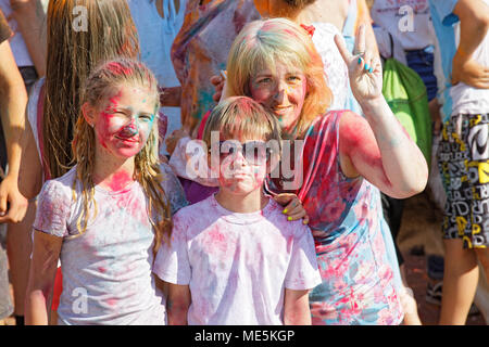 Editorial. Omsk, Russland - 25. Juni 2017. Festival der Farben im Park des sowjetischen Bezirk in Andrianova Straße Stockfoto