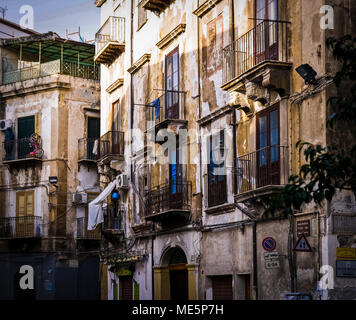 PALERMO - 10. Juni: Blick auf typische Gebäude in der Altstadt, Palermo, Italien, Juni 10,2013. Stockfoto