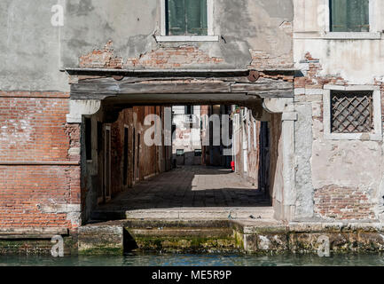 Klassische Venedig Square (Campo) mit typischen Gebäuden, Italien, 2017. Stockfoto